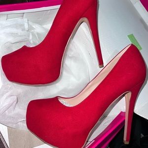 Red velvet pumps!